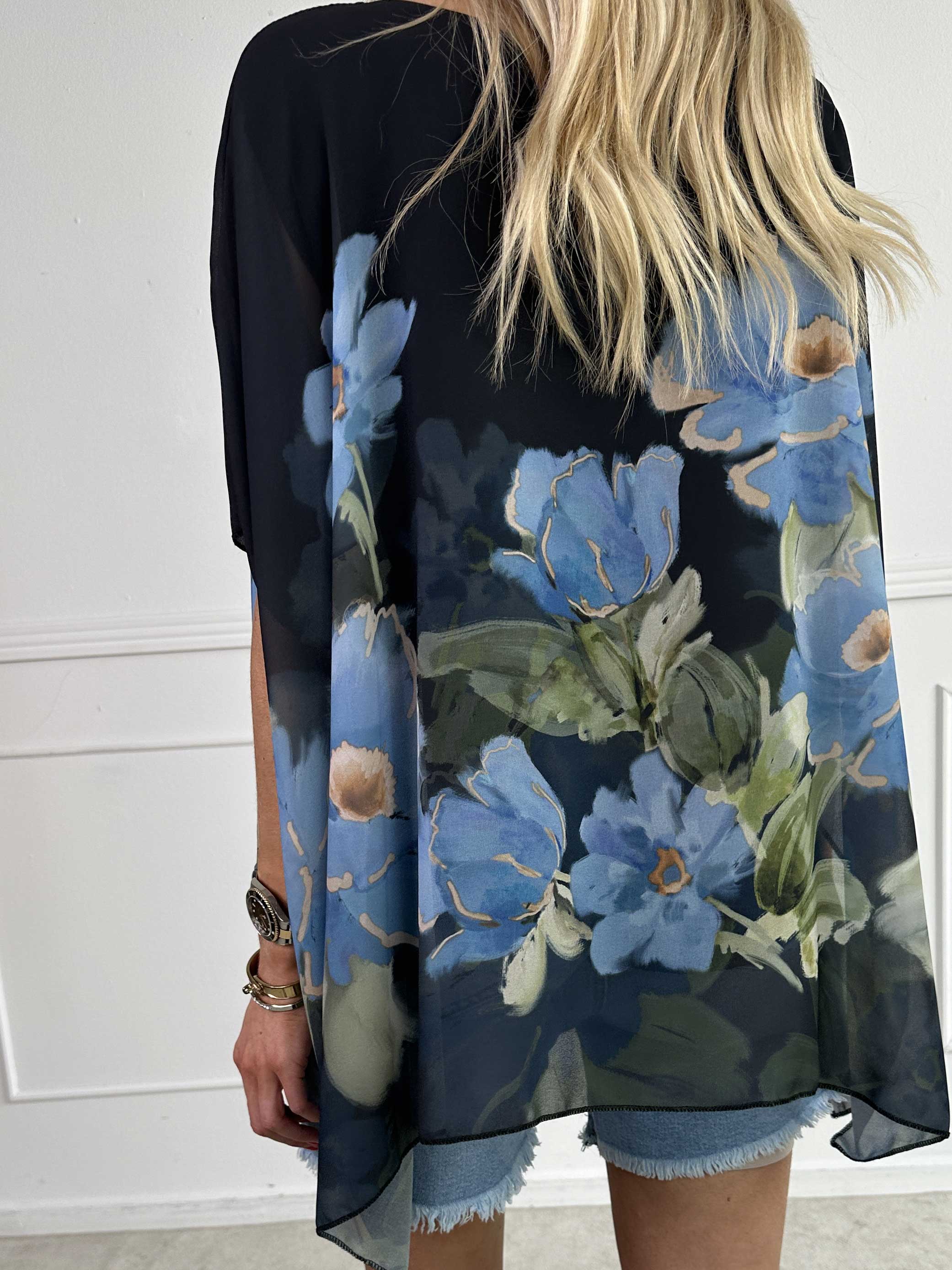 Mirabella Shirt - Söt tunika med löst chiffonglager med blommiga motiv